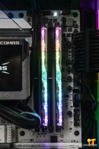 【华硕TUF 502纯黑无立柱经典海景房方案】兄弟们你们喜欢这个效果嘛，华硕TUF 502纯黑无立柱经典海景房方案+七彩虹5080火神黑色装出来的效果你们喜欢嘛[色]感谢怀化77的支持[抱拳]
CPU ：AMD 锐龙7 9800X3D
散热 ：钛钽LG700PRO 360 双平台版 黑
内存 ：芝奇F5 32G 6000 C28-TR5NS 皇家戟 EXPO版 银 套
固态 ：三星9100PRO 2T
主板 ：华硕ROG STRIX X870-A GAMING WIFI
显卡 ：七彩虹5080 Vulcan OC 16G
电源 ：追风者AMP GH1000 白金全模 黑 ATX3.1
机箱 ：华硕TUF GAMING GT502 黑 无立柱
风扇 ：骨伽星链V2 120 黑 正向*4
风扇 ：骨伽星链V2 120 黑 反向*6
配件 ：灯光集线器