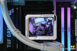 【瓦尔基里 vK03 6.2寸屏经典方案】兄弟们你们喜欢这个效果嘛，瓦尔基里VK036.2寸屏纯白科技海景房+七彩虹5070 Ultra白色装出来的效果你们喜欢嘛[色]感谢佛山杨先生的支持[抱拳]
CPU ：AMD 锐龙7 9800X3D
散热 ：钛钽LG700PRO 360 AMD版 白
内存 ：雷克沙DDR5 32G 6000 C28 战神之翼 套 银 A-Die
固态 ：宏碁掠夺者 GM7 1T
主板 ：华硕TUF GAMING B850M-PLUS
显卡 ：七彩虹5070 Ultra W OC 12G
电源 ：追风者AMP GH1000 白金全模 白 ATX3.1
机箱 ：瓦尔基里VK03 6.2寸屏 白
风扇 ：骨伽星链V2 120 白 正向
风扇 ：骨伽星链V2 120 白 反向*6
配件 ：灯光集线器