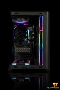 【80it电脑网】兄弟们你们喜欢这个效果嘛，AOC 震天弓CG455纯黑一体弯玻无立柱海景房+华硕TUF 7800XT装出来的效果你们喜欢嘛[色]感谢上海王先生的支持[抱拳]
CPU ：intel i5 12600KF
散热 ：超频三DA360 PRO ARGB 黑 数显版
内存 ：金百达32GB(16G*2) 3600 黑刃 套
固态 ：雷克沙NQ790 1T
主板 ：华硕PRIME B760M-AYW WIFI D4
显卡 ：华硕TUF RX7800XT-O16G-OG-GAMING
电源 ：长城E7 750W 金牌全模 ATX3.1
机箱 ：AOC 震天弓 CG455 黑
风扇 ：骨伽星链V2 120 黑 正向
风扇 ：骨伽星链V2 120 黑 反向*6
配件 ：灯光集线器