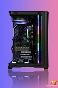 【80it电脑网】兄弟们你们喜欢这个效果嘛，AOC 震天弓CG455纯黑一体弯玻无立柱海景房+华硕TUF 7800XT装出来的效果你们喜欢嘛[色]感谢上海王先生的支持[抱拳]
CPU ：intel i5 12600KF
散热 ：超频三DA360 PRO ARGB 黑 数显版
内存 ：金百达32GB(16G*2) 3600 黑刃 套
固态 ：雷克沙NQ790 1T
主板 ：华硕PRIME B760M-AYW WIFI D4
显卡 ：华硕TUF RX7800XT-O16G-OG-GAMING
电源 ：长城E7 750W 金牌全模 ATX3.1
机箱 ：AOC 震天弓 CG455 黑
风扇 ：骨伽星链V2 120 黑 正向
风扇 ：骨伽星链V2 120 黑 反向*6
配件 ：灯光集线器