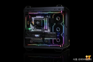 【华硕TUF 502纯黑无立柱经典海景房方案】兄弟们你们喜欢这个效果嘛，华硕TUF 502纯黑无立柱经典海景房方案+七彩虹5080火神黑色装出来的效果你们喜欢嘛[色]感谢怀化77的支持[抱拳]
CPU ：AMD 锐龙7 9800X3D
散热 ：钛钽LG700PRO 360 双平台版 黑
内存 ：芝奇F5 32G 6000 C28-TR5NS 皇家戟 EXPO版 银 套
固态 ：三星9100PRO 2T
主板 ：华硕ROG STRIX X870-A GAMING WIFI
显卡 ：七彩虹5080 Vulcan OC 16G
电源 ：追风者AMP GH1000 白金全模 黑 ATX3.1
机箱 ：华硕TUF GAMING GT502 黑 无立柱
风扇 ：骨伽星链V2 120 黑 正向*4
风扇 ：骨伽星链V2 120 黑 反向*6
配件 ：灯光集线器