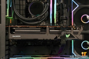 【80it电脑网】兄弟们你们喜欢这个效果嘛，AOC 震天弓CG455纯黑一体弯玻无立柱海景房+华硕TUF 7800XT装出来的效果你们喜欢嘛[色]感谢上海王先生的支持[抱拳]
CPU ：intel i5 12600KF
散热 ：超频三DA360 PRO ARGB 黑 数显版
内存 ：金百达32GB(16G*2) 3600 黑刃 套
固态 ：雷克沙NQ790 1T
主板 ：华硕PRIME B760M-AYW WIFI D4
显卡 ：华硕TUF RX7800XT-O16G-OG-GAMING
电源 ：长城E7 750W 金牌全模 ATX3.1
机箱 ：AOC 震天弓 CG455 黑
风扇 ：骨伽星链V2 120 黑 正向
风扇 ：骨伽星链V2 120 黑 反向*6
配件 ：灯光集线器