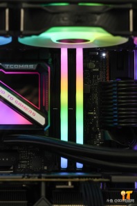 【80it电脑网】兄弟们你们喜欢这个效果嘛，乔思伯D300纯黑全透小钢炮+华硕TUF 4070TiS-O16G装出来的效果你们喜欢嘛[色]感谢潍坊刘先生的支持[抱拳]
CPU ：intel i7 14700K原
散热 ：钛钽SJ-A090 360 intel版 黑
内存 ：雷克沙DDR5 32G 6800 C34 战神之刃 套 黑
固态 ：雷克沙NQ790 1T
主板 ：华硕TUF GAMING B760M-PLUS II
显卡 ：华硕TUF 4070TiS-O16G-GAMING
电源 ：追风者AMP GH750 金牌全模 黑 ATX3.1
机箱 ：乔思伯D300 黑
风扇 ：骨伽灵镜 黑 正向*1
风扇 ：骨伽灵镜 黑 反向*4