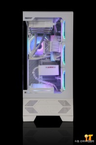 【瓦尔基里 vK03 6.2寸屏经典方案】兄弟们你们喜欢这个效果嘛，瓦尔基里VK036.2寸屏纯白科技海景房+七彩虹5070 Ultra白色装出来的效果你们喜欢嘛[色]感谢佛山杨先生的支持[抱拳]
CPU ：AMD 锐龙7 9800X3D
散热 ：钛钽LG700PRO 360 AMD版 白
内存 ：雷克沙DDR5 32G 6000 C28 战神之翼 套 银 A-Die
固态 ：宏碁掠夺者 GM7 1T
主板 ：华硕TUF GAMING B850M-PLUS
显卡 ：七彩虹5070 Ultra W OC 12G
电源 ：追风者AMP GH1000 白金全模 白 ATX3.1
机箱 ：瓦尔基里VK03 6.2寸屏 白
风扇 ：骨伽星链V2 120 白 正向
风扇 ：骨伽星链V2 120 白 反向*6
配件 ：灯光集线器