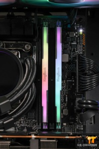 【80it电脑网】兄弟们你们喜欢这个效果嘛，AOC 震天弓CG455纯黑一体弯玻无立柱海景房+华硕TUF 7800XT装出来的效果你们喜欢嘛[色]感谢上海王先生的支持[抱拳]
CPU ：intel i5 12600KF
散热 ：超频三DA360 PRO ARGB 黑 数显版
内存 ：金百达32GB(16G*2) 3600 黑刃 套
固态 ：雷克沙NQ790 1T
主板 ：华硕PRIME B760M-AYW WIFI D4
显卡 ：华硕TUF RX7800XT-O16G-OG-GAMING
电源 ：长城E7 750W 金牌全模 ATX3.1
机箱 ：AOC 震天弓 CG455 黑
风扇 ：骨伽星链V2 120 黑 正向
风扇 ：骨伽星链V2 120 黑 反向*6
配件 ：灯光集线器