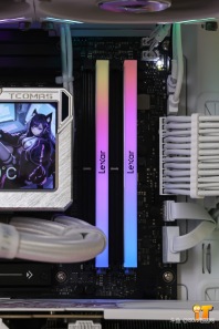 【瓦尔基里 vK03 6.2寸屏经典方案】兄弟们你们喜欢这个效果嘛，瓦尔基里VK036.2寸屏纯白科技海景房+七彩虹5070 Ultra白色装出来的效果你们喜欢嘛[色]感谢佛山杨先生的支持[抱拳]
CPU ：AMD 锐龙7 9800X3D
散热 ：钛钽LG700PRO 360 AMD版 白
内存 ：雷克沙DDR5 32G 6000 C28 战神之翼 套 银 A-Die
固态 ：宏碁掠夺者 GM7 1T
主板 ：华硕TUF GAMING B850M-PLUS
显卡 ：七彩虹5070 Ultra W OC 12G
电源 ：追风者AMP GH1000 白金全模 白 ATX3.1
机箱 ：瓦尔基里VK03 6.2寸屏 白
风扇 ：骨伽星链V2 120 白 正向
风扇 ：骨伽星链V2 120 白 反向*6
配件 ：灯光集线器