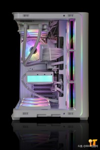 【AOC 震天弓 CG455一体弯玻海景房方案】兄弟们你们喜欢这个效果嘛，AOC 震天弓 CG455一体弯玻海景房方案+华硕TX5070-O12G装出来的效果你们喜欢嘛[色]感谢吕梁王先生的支持[抱拳]
CPU ：AMD 锐龙7 9700X
散热 ：钛钽SJ-A090 360 双平台版 白
内存 ：科摩思承影机甲 32G 6000 C28 套 白 A-Die
固态 ：西数SN5000 1T M.2 蓝盘
主板 ：技嘉B850M EAGLE WIFI6E ICE
显卡 ：华硕TX-RTX5070-O12G
电源 ：追风者AMP GH750 金牌全模 白 ATX3.1
机箱 ：AOC 震天弓 CG455 白
风扇 ：骨伽星链V2 120 白 正向
风扇 ：骨伽星链V2 120 白 反向*6
配件 ：灯光集线器