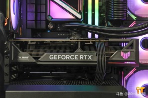 【80it电脑网】兄弟们你们喜欢这个效果嘛，乔思伯D300纯黑全透小钢炮+华硕TUF 4070TiS-O16G装出来的效果你们喜欢嘛[色]感谢潍坊刘先生的支持[抱拳]
CPU ：intel i7 14700K原
散热 ：钛钽SJ-A090 360 intel版 黑
内存 ：雷克沙DDR5 32G 6800 C34 战神之刃 套 黑
固态 ：雷克沙NQ790 1T
主板 ：华硕TUF GAMING B760M-PLUS II
显卡 ：华硕TUF 4070TiS-O16G-GAMING
电源 ：追风者AMP GH750 金牌全模 黑 ATX3.1
机箱 ：乔思伯D300 黑
风扇 ：骨伽灵镜 黑 正向*1
风扇 ：骨伽灵镜 黑 反向*4