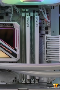 【AOC 震天弓 CG455一体弯玻海景房方案】兄弟们你们喜欢这个效果嘛，AOC 震天弓 CG455一体弯玻海景房方案+华硕TX5070-O12G装出来的效果你们喜欢嘛[色]感谢吕梁王先生的支持[抱拳]
CPU ：AMD 锐龙7 9700X
散热 ：钛钽SJ-A090 360 双平台版 白
内存 ：科摩思承影机甲 32G 6000 C28 套 白 A-Die
固态 ：西数SN5000 1T M.2 蓝盘
主板 ：技嘉B850M EAGLE WIFI6E ICE
显卡 ：华硕TX-RTX5070-O12G
电源 ：追风者AMP GH750 金牌全模 白 ATX3.1
机箱 ：AOC 震天弓 CG455 白
风扇 ：骨伽星链V2 120 白 正向
风扇 ：骨伽星链V2 120 白 反向*6
配件 ：灯光集线器