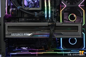 兄弟们你们喜欢这个效果嘛，华硕TUF 502纯黑无立柱海景房+七彩虹5090 D  ADOC 装出来的效果你们喜欢嘛[色]感谢上海吴先生的支持[抱拳]
CPU ：AMD 锐龙9 9950X3D原
散热 ：钛钽LG700PRO 360 AMD版 黑
内存 ：芝奇F5 64G 6000 C30-TR5NS 皇家戟 EXPO版 银 套
固态 ：三星990PRO 2T
主板 ：华硕TUF GAMING X870-PLUS WIFI
显卡 ：七彩虹5090 D Advanced OC 32G
电源 ：华硕ROG STRIX 雷鹰1200W 氮化镓 白金全模 ATX3.1
机箱 ：华硕TUF GAMING GT502 黑 无立柱
风扇 ：骨伽星链V2 120 黑 正向
风扇 ：骨伽星链V2 120 黑 反向*6