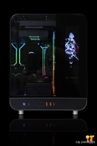 【未知玩家 幻翼LCD纯黑科幻方案】兄弟们你们喜欢这个效果嘛，未知玩家 幻翼LCD纯黑科幻方案+七彩虹5070战斧豪华版装出来的效果你们喜欢嘛[色]感谢南通王先生的支持[抱拳]
CPU ：AMD 锐龙7 9700X
散热 ：TRYX PANORAMA 展域 SE 360 ARGB 黑
内存 ：雷克沙DDR5 32G 6000 C28 战神之翼 套 黑 A-Die
固态 ：西数SN7100 1T M.2 黑盘 
主板 ：微星B650M GAMING PLUS WIFI
显卡 ：七彩虹战斧 5070 12G 豪华版
电源 ：美金竞蝠 GM750 金牌全模 ATX3.1
机箱 ：未知玩家 幻翼 LCD 黑
风扇 ：骨伽星链V2 120 黑 正向*4
风扇 ：骨伽星链V2 120 黑 反向*5
配件 ：灯光集线器