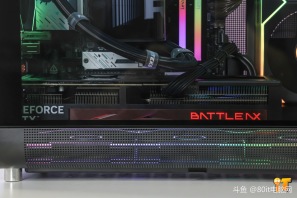 【未知玩家 幻翼LCD纯黑科幻方案】兄弟们你们喜欢这个效果嘛，未知玩家 幻翼LCD纯黑科幻方案+七彩虹5070战斧豪华版装出来的效果你们喜欢嘛[色]感谢南通王先生的支持[抱拳]
CPU ：AMD 锐龙7 9700X
散热 ：TRYX PANORAMA 展域 SE 360 ARGB 黑
内存 ：雷克沙DDR5 32G 6000 C28 战神之翼 套 黑 A-Die
固态 ：西数SN7100 1T M.2 黑盘 
主板 ：微星B650M GAMING PLUS WIFI
显卡 ：七彩虹战斧 5070 12G 豪华版
电源 ：美金竞蝠 GM750 金牌全模 ATX3.1
机箱 ：未知玩家 幻翼 LCD 黑
风扇 ：骨伽星链V2 120 黑 正向*4
风扇 ：骨伽星链V2 120 黑 反向*5
配件 ：灯光集线器