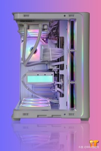 【AOC 震天弓 CG455一体弯玻海景房方案】兄弟们你们喜欢这个效果嘛，AOC 震天弓 CG455一体弯玻海景房方案+华硕TX5070-O12G装出来的效果你们喜欢嘛[色]感谢吕梁王先生的支持[抱拳]
CPU ：AMD 锐龙7 9700X
散热 ：钛钽SJ-A090 360 双平台版 白
内存 ：科摩思承影机甲 32G 6000 C28 套 白 A-Die
固态 ：西数SN5000 1T M.2 蓝盘
主板 ：技嘉B850M EAGLE WIFI6E ICE
显卡 ：华硕TX-RTX5070-O12G
电源 ：追风者AMP GH750 金牌全模 白 ATX3.1
机箱 ：AOC 震天弓 CG455 白
风扇 ：骨伽星链V2 120 白 正向
风扇 ：骨伽星链V2 120 白 反向*6
配件 ：灯光集线器