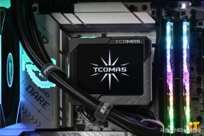 【华硕TUF 502纯黑无立柱经典海景房方案】兄弟们你们喜欢这个效果嘛，华硕TUF 502纯黑无立柱经典海景房方案+七彩虹5080火神黑色装出来的效果你们喜欢嘛[色]感谢怀化77的支持[抱拳]
CPU ：AMD 锐龙7 9800X3D
散热 ：钛钽LG700PRO 360 双平台版 黑
内存 ：芝奇F5 32G 6000 C28-TR5NS 皇家戟 EXPO版 银 套
固态 ：三星9100PRO 2T
主板 ：华硕ROG STRIX X870-A GAMING WIFI
显卡 ：七彩虹5080 Vulcan OC 16G
电源 ：追风者AMP GH1000 白金全模 黑 ATX3.1
机箱 ：华硕TUF GAMING GT502 黑 无立柱
风扇 ：骨伽星链V2 120 黑 正向*4
风扇 ：骨伽星链V2 120 黑 反向*6
配件 ：灯光集线器