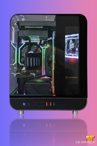 【未知玩家 幻翼LCD纯黑科幻方案】兄弟们你们喜欢这个效果嘛，未知玩家 幻翼LCD纯黑科幻方案+七彩虹5070战斧豪华版装出来的效果你们喜欢嘛[色]感谢南通王先生的支持[抱拳]
CPU ：AMD 锐龙7 9700X
散热 ：TRYX PANORAMA 展域 SE 360 ARGB 黑
内存 ：雷克沙DDR5 32G 6000 C28 战神之翼 套 黑 A-Die
固态 ：西数SN7100 1T M.2 黑盘 
主板 ：微星B650M GAMING PLUS WIFI
显卡 ：七彩虹战斧 5070 12G 豪华版
电源 ：美金竞蝠 GM750 金牌全模 ATX3.1
机箱 ：未知玩家 幻翼 LCD 黑
风扇 ：骨伽星链V2 120 黑 正向*4
风扇 ：骨伽星链V2 120 黑 反向*5
配件 ：灯光集线器