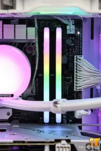 【长城视界S1纯白无立柱海景房方案】兄弟们你们喜欢这个效果嘛，长城视界S1纯白无立柱海景房+华硕TX 4060Ti-O8G白色装出来的效果你们喜欢嘛[色]感谢东莞朱先生的支持[抱拳]
CPU ：intel i5 14600KF原
散热 ：钛钽SJ-A080 360 intel版 白
内存 ：雷克沙DDR5 32G 6400 C32 战神之刃 套 白 A-Die
固态 ：雷克沙NQ790 1T
主板 ：华硕TX GAMING B760M WIFI
显卡 ：华硕TX-RTX4060Ti-O8G-GAMING
电源 ：影驰名人堂HOF GS850 金牌全模 白 ATX3.1
机箱 ：长城视界S1 白 无立柱
风扇 ：骨伽灵镜 正向 白
风扇 ：骨伽灵镜 反向 白*5
配件 ：灯光集线器