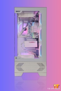 【瓦尔基里 vK03 6.2寸屏经典方案】兄弟们你们喜欢这个效果嘛，瓦尔基里VK036.2寸屏纯白科技海景房+七彩虹5070 Ultra白色装出来的效果你们喜欢嘛[色]感谢佛山杨先生的支持[抱拳]
CPU ：AMD 锐龙7 9800X3D
散热 ：钛钽LG700PRO 360 AMD版 白
内存 ：雷克沙DDR5 32G 6000 C28 战神之翼 套 银 A-Die
固态 ：宏碁掠夺者 GM7 1T
主板 ：华硕TUF GAMING B850M-PLUS
显卡 ：七彩虹5070 Ultra W OC 12G
电源 ：追风者AMP GH1000 白金全模 白 ATX3.1
机箱 ：瓦尔基里VK03 6.2寸屏 白
风扇 ：骨伽星链V2 120 白 正向
风扇 ：骨伽星链V2 120 白 反向*6
配件 ：灯光集线器