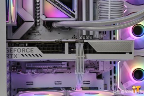 【AOC 震天弓 CG455一体弯玻海景房方案】兄弟们你们喜欢这个效果嘛，AOC 震天弓 CG455一体弯玻海景房方案+华硕TX5070-O12G装出来的效果你们喜欢嘛[色]感谢吕梁王先生的支持[抱拳]
CPU ：AMD 锐龙7 9700X
散热 ：钛钽SJ-A090 360 双平台版 白
内存 ：科摩思承影机甲 32G 6000 C28 套 白 A-Die
固态 ：西数SN5000 1T M.2 蓝盘
主板 ：技嘉B850M EAGLE WIFI6E ICE
显卡 ：华硕TX-RTX5070-O12G
电源 ：追风者AMP GH750 金牌全模 白 ATX3.1
机箱 ：AOC 震天弓 CG455 白
风扇 ：骨伽星链V2 120 白 正向
风扇 ：骨伽星链V2 120 白 反向*6
配件 ：灯光集线器