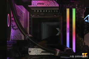 【未知玩家 幻翼LCD纯黑科幻方案】兄弟们你们喜欢这个效果嘛，未知玩家 幻翼LCD纯黑科幻方案+七彩虹5070战斧豪华版装出来的效果你们喜欢嘛[色]感谢南通王先生的支持[抱拳]
CPU ：AMD 锐龙7 9700X
散热 ：TRYX PANORAMA 展域 SE 360 ARGB 黑
内存 ：雷克沙DDR5 32G 6000 C28 战神之翼 套 黑 A-Die
固态 ：西数SN7100 1T M.2 黑盘 
主板 ：微星B650M GAMING PLUS WIFI
显卡 ：七彩虹战斧 5070 12G 豪华版
电源 ：美金竞蝠 GM750 金牌全模 ATX3.1
机箱 ：未知玩家 幻翼 LCD 黑
风扇 ：骨伽星链V2 120 黑 正向*4
风扇 ：骨伽星链V2 120 黑 反向*5
配件 ：灯光集线器