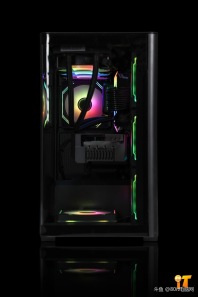 【80it电脑网】兄弟们你们喜欢这个效果嘛，乔思伯D300纯黑全透小钢炮+华硕TUF 4070TiS-O16G装出来的效果你们喜欢嘛[色]感谢潍坊刘先生的支持[抱拳]
CPU ：intel i7 14700K原
散热 ：钛钽SJ-A090 360 intel版 黑
内存 ：雷克沙DDR5 32G 6800 C34 战神之刃 套 黑
固态 ：雷克沙NQ790 1T
主板 ：华硕TUF GAMING B760M-PLUS II
显卡 ：华硕TUF 4070TiS-O16G-GAMING
电源 ：追风者AMP GH750 金牌全模 黑 ATX3.1
机箱 ：乔思伯D300 黑
风扇 ：骨伽灵镜 黑 正向*1
风扇 ：骨伽灵镜 黑 反向*4