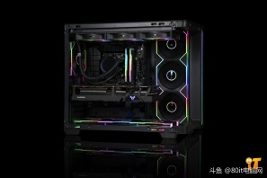 【80it电脑网】兄弟们你们喜欢这个效果嘛，AOC 震天弓CG455纯黑一体弯玻无立柱海景房+华硕TUF 7800XT装出来的效果你们喜欢嘛[色]感谢上海王先生的支持[抱拳]
CPU ：intel i5 12600KF
散热 ：超频三DA360 PRO ARGB 黑 数显版
内存 ：金百达32GB(16G*2) 3600 黑刃 套
固态 ：雷克沙NQ790 1T
主板 ：华硕PRIME B760M-AYW WIFI D4
显卡 ：华硕TUF RX7800XT-O16G-OG-GAMING
电源 ：长城E7 750W 金牌全模 ATX3.1
机箱 ：AOC 震天弓 CG455 黑
风扇 ：骨伽星链V2 120 黑 正向
风扇 ：骨伽星链V2 120 黑 反向*6
配件 ：灯光集线器
