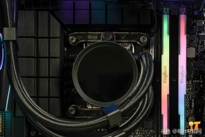 【80it电脑网】兄弟们你们喜欢这个效果嘛，AOC 震天弓CG455纯黑一体弯玻无立柱海景房+华硕TUF 7800XT装出来的效果你们喜欢嘛[色]感谢上海王先生的支持[抱拳]
CPU ：intel i5 12600KF
散热 ：超频三DA360 PRO ARGB 黑 数显版
内存 ：金百达32GB(16G*2) 3600 黑刃 套
固态 ：雷克沙NQ790 1T
主板 ：华硕PRIME B760M-AYW WIFI D4
显卡 ：华硕TUF RX7800XT-O16G-OG-GAMING
电源 ：长城E7 750W 金牌全模 ATX3.1
机箱 ：AOC 震天弓 CG455 黑
风扇 ：骨伽星链V2 120 黑 正向
风扇 ：骨伽星链V2 120 黑 反向*6
配件 ：灯光集线器