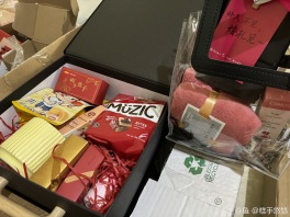 📣周榜感恩🌈🌈 

🥇尧哥真的是认识时间最短对我最最好的了 一个月到总榜5了，每天对我大大的支持不说  更是天天起早贪黑的和我一起坐牢 说一句任务还差点你就开抽礼物  抽奖黑了我说别抽了算了 但还是让我吃饱饱，包里什么东西都会留给我 玩游戏心态巨好有时候我都觉得你自闭了 但是你说和我玩游戏只有开心 希望自己能带给你更多的开心  谢谢你每一天 [比心]
🥈新认识的湫哥 第一天就是大气的三个火箭 以为是新玩斗鱼的大哥 结果是几年前就认识我！谁懂啊几年前就认识我 退鱼回来了就来找我玩 很意外！虽然玩游戏的时候话少但是能感觉到你很有趣并且打的还很好  直播这么久来来往往的人太多  真的很感恩还记得我 谢谢对我这么大支持[爱你]
🥉我的二台小哥 梗王➕直播间的弹幕助手玩游戏也能帮我一起在直播间回弹幕  真的牛并且帮我照顾每一位老板  谢谢谢谢谢谢[摸头]

最后谢谢55哥的喜糖  给我寄这么多我也是惊了，一路看你从孤寡到现在有了身边人 恭喜解锁了人生新角色 为你感到开心 祝新婚快乐 白头偕老！[鼓掌]

被人惦记 偏爱 真的非常幸福 谢谢各位[抱抱]
