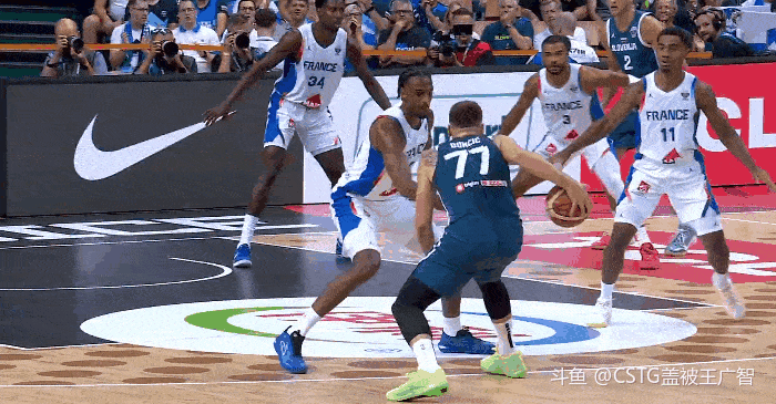 🤡学学什么叫后撤步[坏笑]