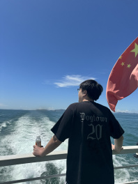 哥的肩膀厚实不