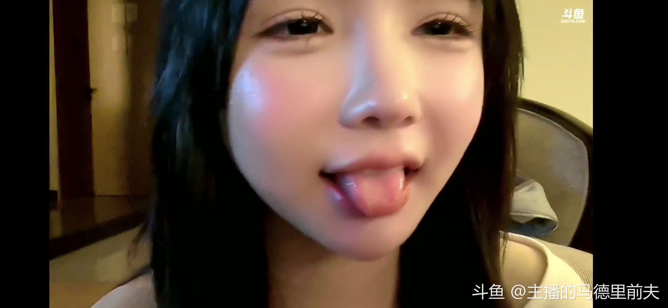 恭喜塔利亚献出荧屏初吻