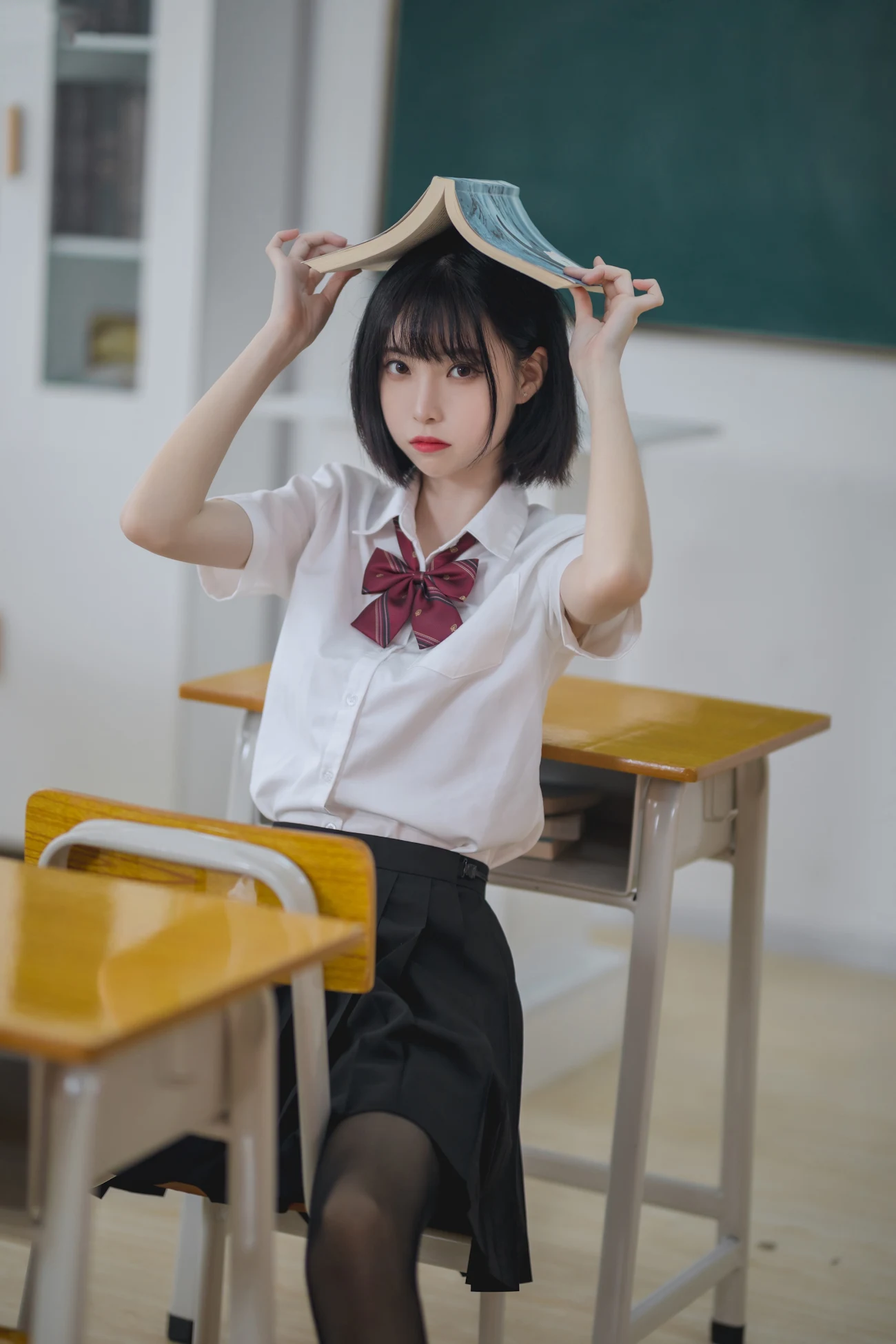 要看就看短发jk黑丝小姐姐