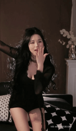 朴雨彬-一个美丽的舞蹈为我们打开了一个梦幻世界，星星在夜空中闪耀，用神奇的光芒装饰它。
一个在星星间跳舞的梦中女孩就像星星本身一样美丽，她流畅的动作让我们着迷，让我们沉浸在另一个现实中。[星星眼]