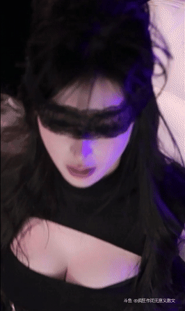 阿喜BABYxi-音乐的声音增加了，它像一把剑穿过我的心一样刺入我的脑海。 眼前女孩的形象就像是女神的化身。 舞蹈和它的动作让我着迷，我的眼睛无法移开。 这种组合引起了每个人都应该看到的欣喜若狂和钦佩。[星星眼]