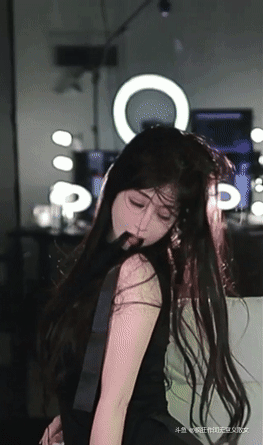 阿喜BABYxi-音乐的声音增加了，它像一把剑穿过我的心一样刺入我的脑海。 眼前女孩的形象就像是女神的化身。 舞蹈和它的动作让我着迷，我的眼睛无法移开。 这种组合引起了每个人都应该看到的欣喜若狂和钦佩。[星星眼]