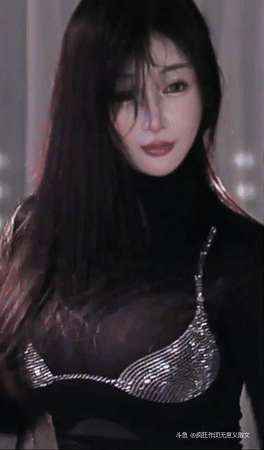 阿喜BABYxi-女神女孩像星星一样闪耀在迪斯科球光芒的光芒中，附魔并用她的美丽招手。
看着她的舞蹈动作，我失去了理智，屈服于她诱人的舞蹈魔力。[星星眼]