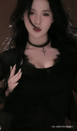 朴雨彬-一个美丽的舞蹈为我们打开了一个梦幻世界，星星在夜空中闪耀，用神奇的光芒装饰它。
一个在星星间跳舞的梦中女孩就像星星本身一样美丽，她流畅的动作让我们着迷，让我们沉浸在另一个现实中。[星星眼]