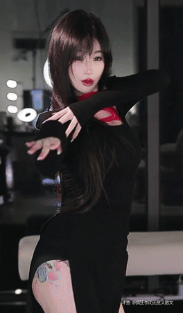 阿喜BABYxi-一位美丽的女神在夜晚星星的光芒下翩翩起舞，装饰着夜晚。 随着流畅的动作，她在空中画出美丽的图案。 她的画的每一个细节似乎迷人和有趣的眼睛。[星星眼]