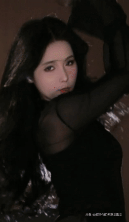 朴雨彬-一个美丽的舞蹈为我们打开了一个梦幻世界，星星在夜空中闪耀，用神奇的光芒装饰它。
一个在星星间跳舞的梦中女孩就像星星本身一样美丽，她流畅的动作让我们着迷，让我们沉浸在另一个现实中。[星星眼]