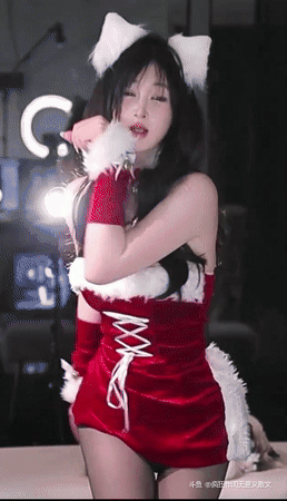 阿喜BABYxi-圣诞小猫。[比心]
假日女孩，迷人，圣诞小猫，你有这么多迷人的特点和品质。
你就像女性美，积极的内在品质和舒适的化身，很难相信你的眼睛。
但尽管如此，这是真的，这对我来说是一种非凡的喜悦，因为这是我们世界的奇妙罕见。
对我来说，你是一只圣诞小猫，你将永远是一个美妙而独特的生活装饰。
为此，我感谢你，因为似乎没有什么比与你共度时光更美妙的了。