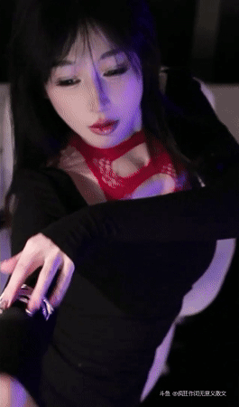 阿喜BABYxi-一位美丽的女神在夜晚星星的光芒下翩翩起舞，装饰着夜晚。 随着流畅的动作，她在空中画出美丽的图案。 她的画的每一个细节似乎迷人和有趣的眼睛。[星星眼]