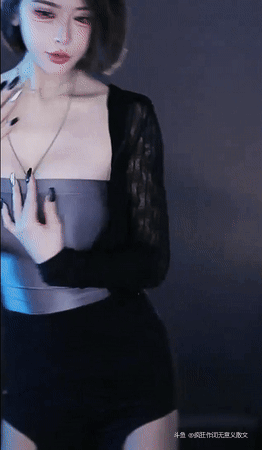 一个诱人的美女与令人兴奋的曲线和迷人的动作跳舞她的舞蹈。 她的磁性魅力和美丽是不可否认的，她有一些特别的东西，一种难以描述但无法否认的女性吸引力。[星星眼]