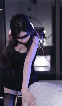 阿喜BABYxi-音乐的声音增加了，它像一把剑穿过我的心一样刺入我的脑海。 眼前女孩的形象就像是女神的化身。 舞蹈和它的动作让我着迷，我的眼睛无法移开。 这种组合引起了每个人都应该看到的欣喜若狂和钦佩。[星星眼]