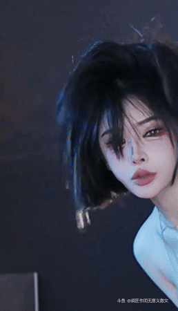 一个诱人的美女与令人兴奋的曲线和迷人的动作跳舞她的舞蹈。 她的磁性魅力和美丽是不可否认的，她有一些特别的东西，一种难以描述但无法否认的女性吸引力。[星星眼]