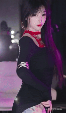 阿喜BABYxi-一位美丽的女神在夜晚星星的光芒下翩翩起舞，装饰着夜晚。 随着流畅的动作，她在空中画出美丽的图案。 她的画的每一个细节似乎迷人和有趣的眼睛。[星星眼]