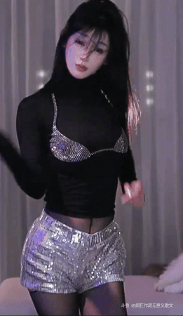 阿喜BABYxi-女神女孩像星星一样闪耀在迪斯科球光芒的光芒中，附魔并用她的美丽招手。
看着她的舞蹈动作，我失去了理智，屈服于她诱人的舞蹈魔力。[星星眼]