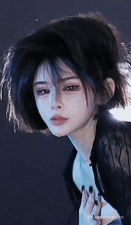 一个诱人的美女与令人兴奋的曲线和迷人的动作跳舞她的舞蹈。 她的磁性魅力和美丽是不可否认的，她有一些特别的东西，一种难以描述但无法否认的女性吸引力。[星星眼]