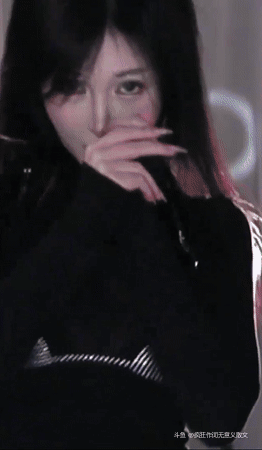 阿喜BABYxi-女神女孩像星星一样闪耀在迪斯科球光芒的光芒中，附魔并用她的美丽招手。
看着她的舞蹈动作，我失去了理智，屈服于她诱人的舞蹈魔力。[星星眼]