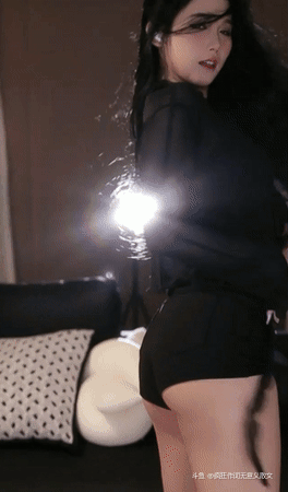 朴雨彬-一个美丽的舞蹈为我们打开了一个梦幻世界，星星在夜空中闪耀，用神奇的光芒装饰它。
一个在星星间跳舞的梦中女孩就像星星本身一样美丽，她流畅的动作让我们着迷，让我们沉浸在另一个现实中。[星星眼]