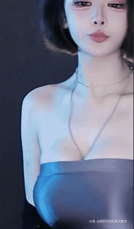 一个诱人的美女与令人兴奋的曲线和迷人的动作跳舞她的舞蹈。 她的磁性魅力和美丽是不可否认的，她有一些特别的东西，一种难以描述但无法否认的女性吸引力。[星星眼]