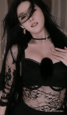 朴雨彬-不管发生什么,女神都在跳她迷人的舞. 她的舞姿优美无比。 她就像春天的女神，充满活力和激情。
她的舞蹈将生命注入你的思想和身体，给你愉快的印象，让你飞入雪白的云层。[星星眼]